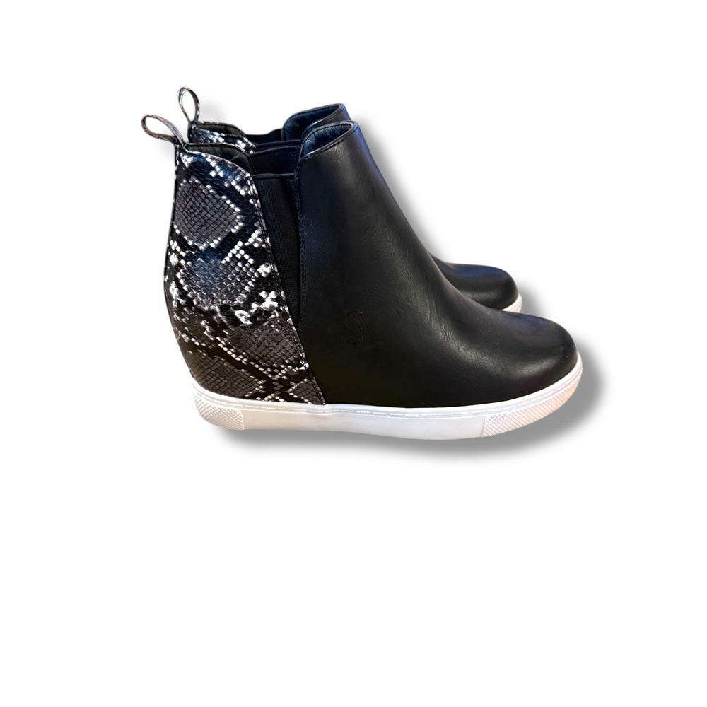 Tinstree Wedge‎ Sneaker Boots Women's Size 9.5 Black Faux Leather Snakeskin